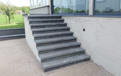 Buitentrap van schele vis tegels