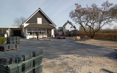 Machinaal afrijden en bestraten van een particuliere oprit